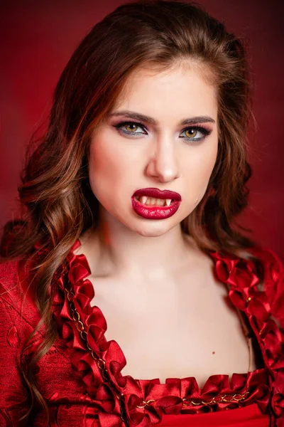 Portret Młodej Atrakcyjnej Wampirzycy Czerwonej Sukience Rokokowej Pozującej Ciemnym Tle — Zdjęcie stockowe