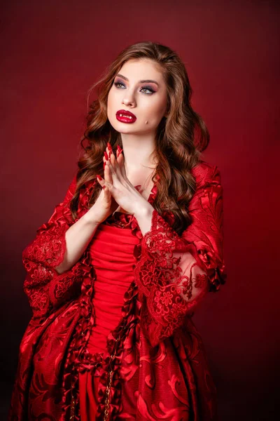 Ritratto Una Giovane Attraente Donna Vampira Abito Rosso Rococò Che — Foto Stock
