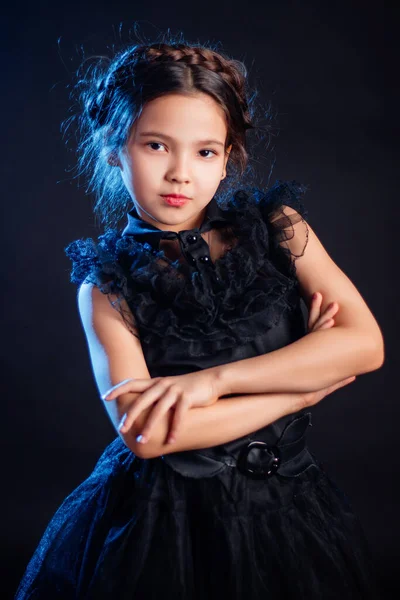 Ritratto Bambina Vestita Nero Con Acconciatura Coda Treccia Posa Sulla — Foto Stock