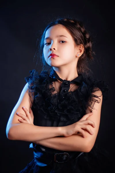 Retrato Uma Menina Vestido Preto Com Penteado Pigtail Sua Cabeça — Fotografia de Stock