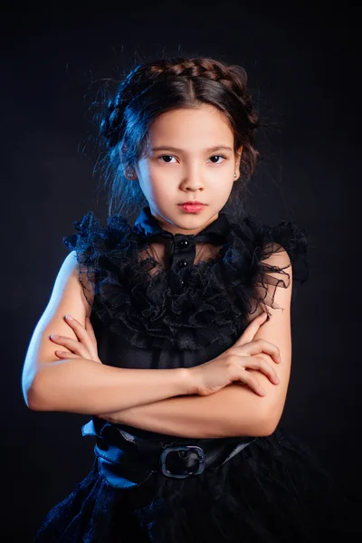 Ritratto Bambina Vestita Nero Con Acconciatura Coda Treccia Posa Sulla — Foto Stock