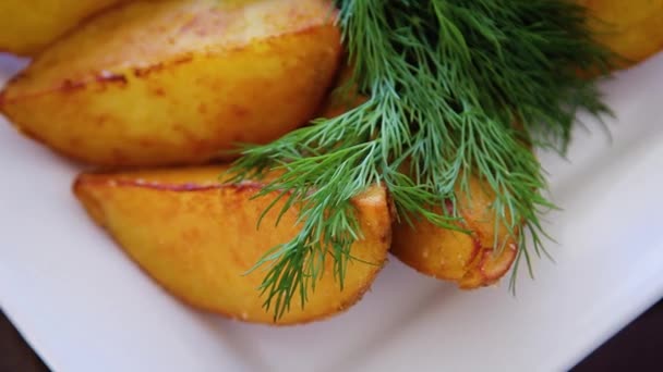Cartofi Coapte Aproape Pătrunjel Verde Placă Albă Mișcare Lină Camerei — Videoclip de stoc