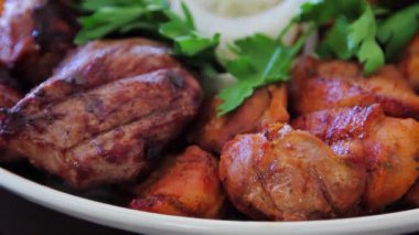 Izgara et çeşitleri yakın çekim, düzgün kamera hareketi, seçici odaklanma.