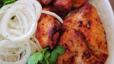 Izgara et çeşitleri yakın çekim, düzgün kamera hareketi, seçici odaklanma.