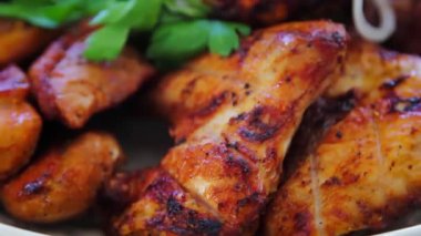 Izgara et çeşitleri yakın çekim, düzgün kamera hareketi, seçici odaklanma.