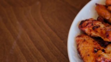 Izgara et çeşitleri yakın çekim, düzgün kamera hareketi, seçici odaklanma.