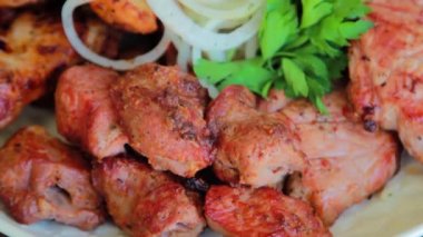 Izgara et çeşitleri yakın çekim, düzgün kamera hareketi, seçici odaklanma.