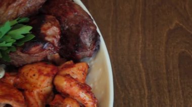 Izgara et çeşitleri yakın çekim, düzgün kamera hareketi, seçici odaklanma.