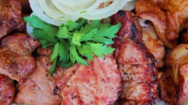 Izgara et çeşitleri yakın çekim, düzgün kamera hareketi, seçici odaklanma.