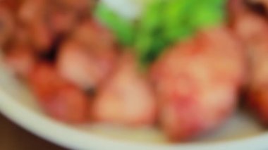 Bokeh 'ten tabakta ızgara ete düzgün odaklanma hareketi.