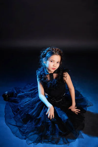 Ritratto Una Bambina Vestita Nero Con Acconciatura Con Trecce Testa — Foto Stock