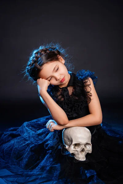 스타일의 머리를 소녀가 앉아서 백라이트와 어두운 배경에 고립되어 — 스톡 사진