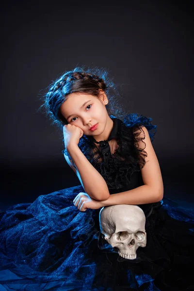Uma Menina Vestido Preto Com Penteado Pigtail Cabeça Posa Sentada — Fotografia de Stock
