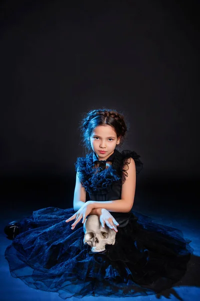Ένα Μικρό Κορίτσι Ένα Μαύρο Φόρεμα Ένα Χτένισμα Κοτσίδα Στο — Φωτογραφία Αρχείου