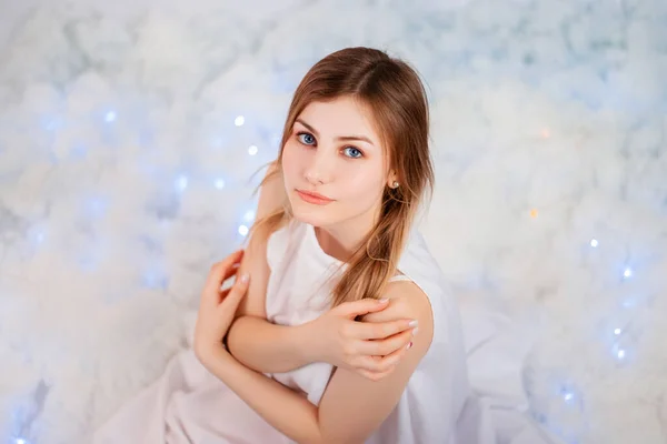 Retrato Una Mujer Joven Una Túnica Blanca Sentada Sobre Fondo —  Fotos de Stock