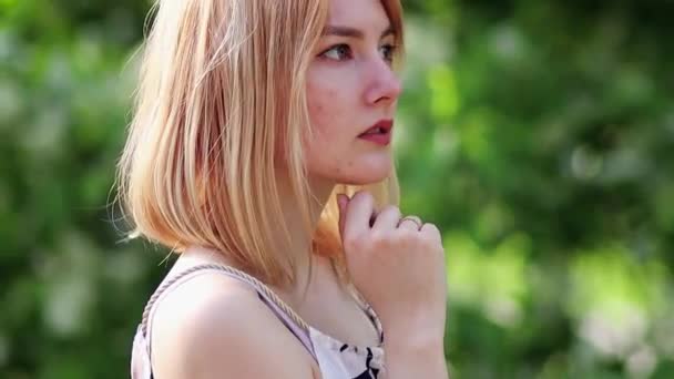 Portrait Young Woman Posing Bokeh Blossoming Tree Smooth Camera Movement — Stock Video