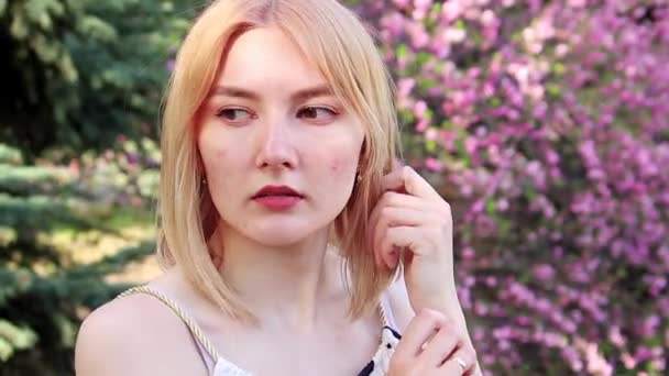 Portrét Mladé Ženy Bílých Šatech Pózující Pozadí Sakury Bokeh Růžových — Stock video