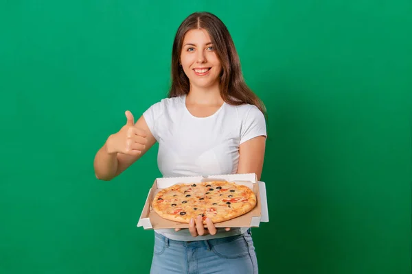 Portret Młodej Kobiety Białej Koszulce Otwartym Pudełkiem Dużą Pizzą Odizolowaną — Zdjęcie stockowe