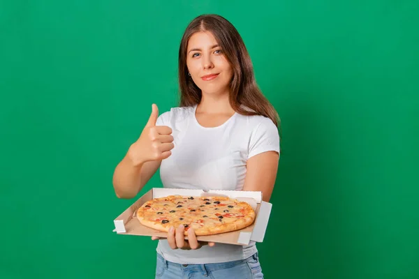 Portret Młodej Kobiety Białej Koszulce Otwartym Pudełkiem Dużą Pizzą Odizolowaną — Zdjęcie stockowe