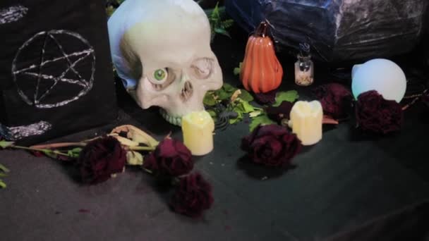 클로즈업 두개골 드론이 재료들로 테이블에 있습니다 할로윈 컨셉이야 카메라의 움직임 — 비디오