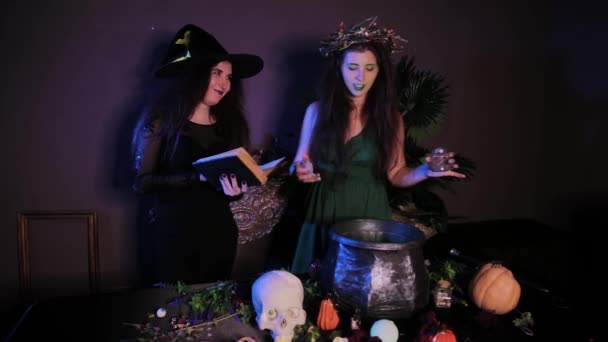 Dos Brujas Posan Pie Junto Una Mesa Con Caldero Cráneo — Vídeos de Stock