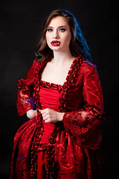 Retrato Uma Jovem Mulher Vampira Atraente Vestido Rococó Vermelho Posando — Fotografia de Stock