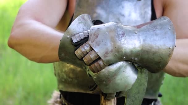 Reibungslose Kamerafahrten Selektiver Fokus Porträt Eines Kriegers Mit Gehörntem Helm — Stockvideo