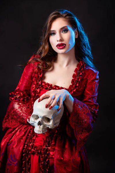 로코코 시대의 드레스를 매력적 뱀파이어 여성의 해골을 백라이트와 어두운 배경에 — 스톡 사진