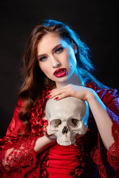 로코코 시대의 드레스를 매력적 뱀파이어 여성의 해골을 백라이트와 어두운 배경에 — 스톡 사진