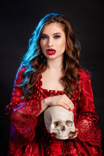Πορτρέτο Μιας Νεαρής Ελκυστικής Βρικόλακα Κόκκινο Φόρεμα Στην Εποχή Του — Φωτογραφία Αρχείου