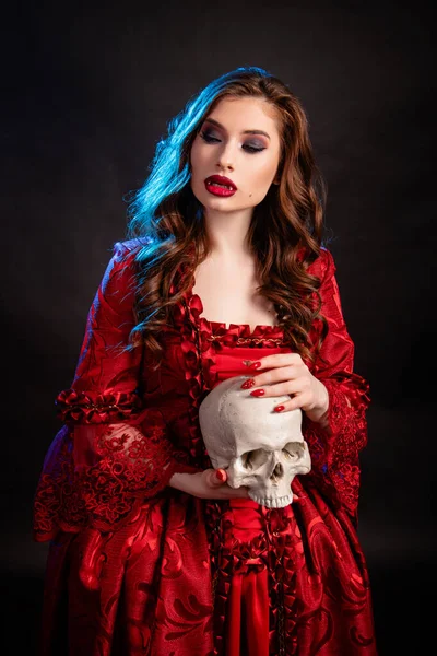 Портрет Молодой Привлекательной Женщины Вампира Красном Платье Эпохи Рококо Позирующей — стоковое фото