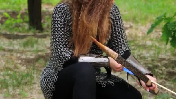 Smidig Kamerarörelse Selektivt Fokus Ung Kvinna Kedja Post Och Armband — Stockvideo