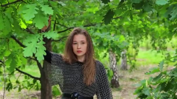 Portret Młodej Kobiety Łańcuszku Pocztowym Tle Lasu Płynny Ruch Kamery — Wideo stockowe