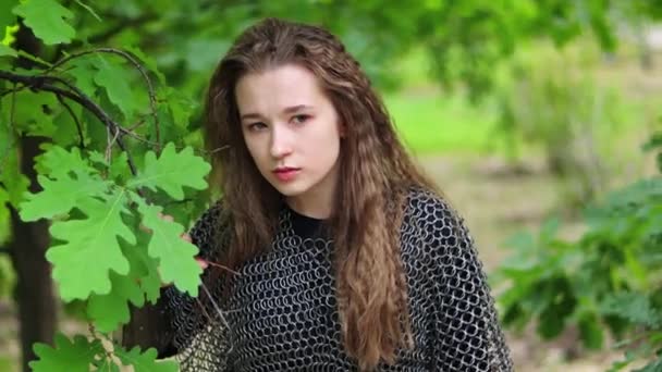 Portret Młodej Kobiety Łańcuszku Pocztowym Tle Lasu Płynny Ruch Kamery — Wideo stockowe