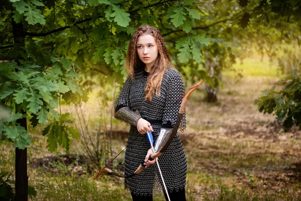 Middeleeuwse Krijger Vrouw Ketting Post Bracers Met Een Strik Haar — Stockfoto