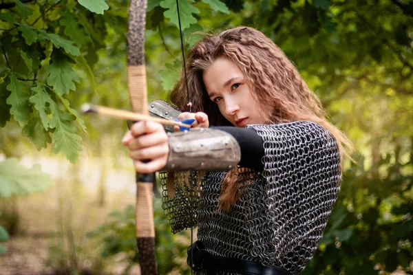 Ortaçağ Savaşçısı Kadın Zırhlı Elinde Yayıyla Yaz Ormanı Zemininde — Stok fotoğraf
