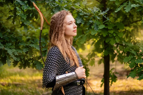 Middeleeuwse Krijger Vrouw Ketting Post Bracers Met Een Strik Haar — Stockfoto