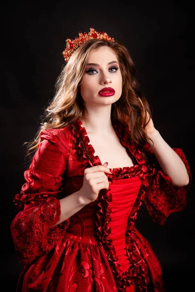 Atraente Menina Vestido Medieval Preto Vermelho Com Uma Coroa Cabeça —  Fotografias de Stock © Mikeguta #363604356