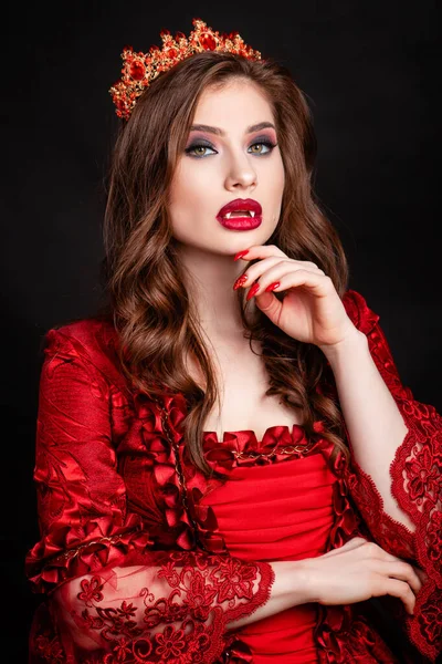 Ritratto Una Giovane Attraente Vampira Vestita Rosso Epoca Rococò Con — Foto Stock