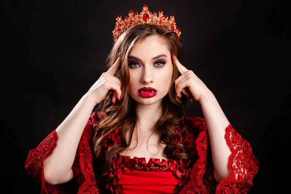 在洛可可时代 一个身穿红色连衣裙 头戴皇冠的年轻迷人的吸血鬼女子的画像 在黑暗的背景下显得孤立无援 — 图库照片