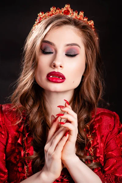 在洛可可时代 一个身穿红色连衣裙 头戴皇冠的年轻迷人的吸血鬼女子的画像 在黑暗的背景下显得孤立无援 — 图库照片