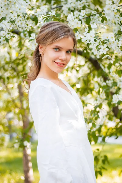 Retrato Una Joven Con Vestido Blanco Sobre Telón Fondo Manzanos —  Fotos de Stock