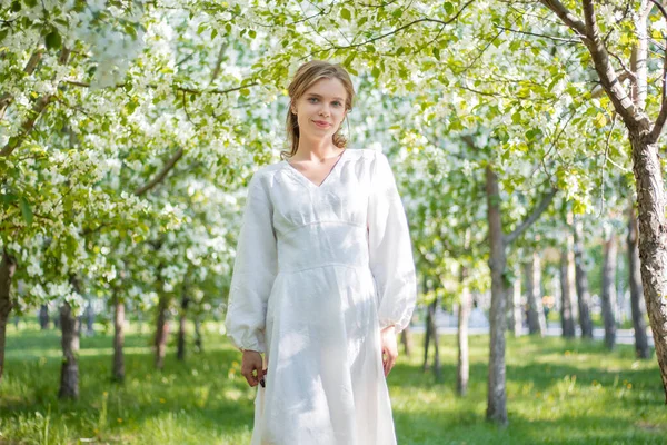 Porträt Einer Jungen Frau Weißen Kleid Vor Dem Hintergrund Blühender — Stockfoto