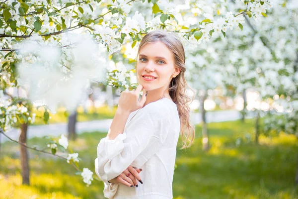 Retrato Una Joven Con Vestido Blanco Sobre Telón Fondo Manzanos —  Fotos de Stock