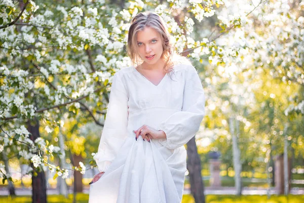 Porträtt Ung Kvinna Vit Klänning Mot Bakgrund Blommande Äppelträd Flickan — Stockfoto