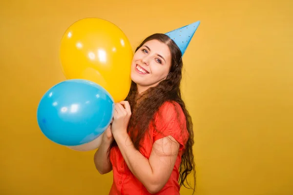 Porträtt Ung Kvinna Festlig Mössa Med Flerfärgade Ballonger Handen Isolerade — Stockfoto