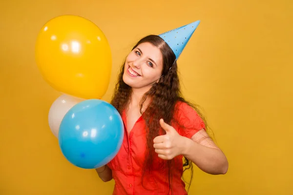 Porträtt Ung Kvinna Festlig Mössa Med Flerfärgade Ballonger Handen Isolerade — Stockfoto
