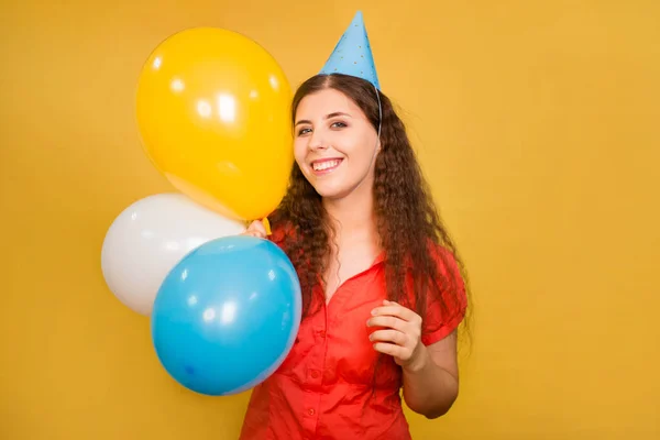 Retrato Uma Jovem Mulher Boné Festivo Com Balões Multicoloridos Sua — Fotografia de Stock