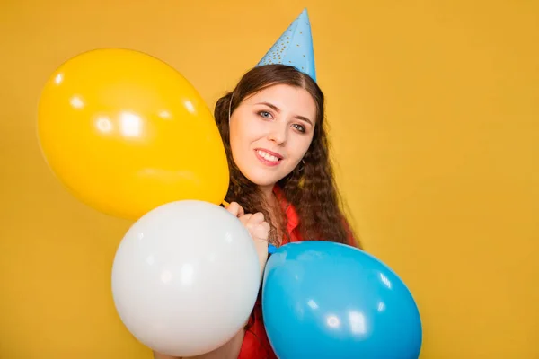 Πορτρέτο Μιας Νεαρής Γυναίκας Ένα Εορταστικό Καπέλο Πολύχρωμα Μπαλόνια Στο — Φωτογραφία Αρχείου