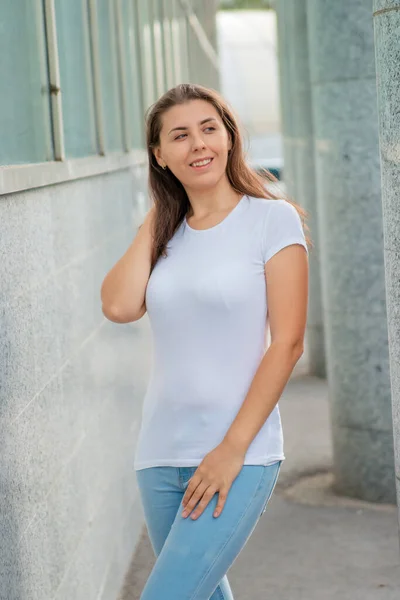 Een Jonge Vrouw Een Wit Shirt Poseert Tegen Achtergrond Van — Stockfoto